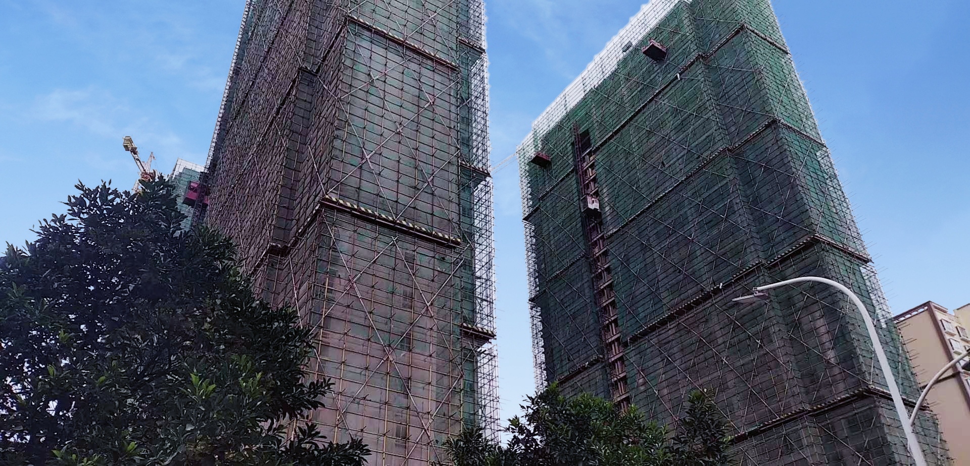 發(fā)霉舊外墻能用仿石漆翻新嗎？華喆給你答案！